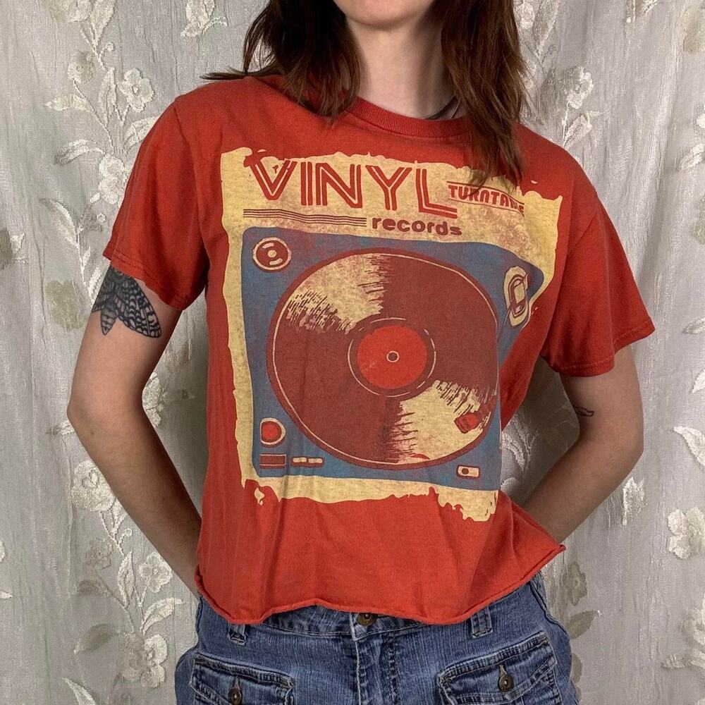 Red vinyl records turntable tee